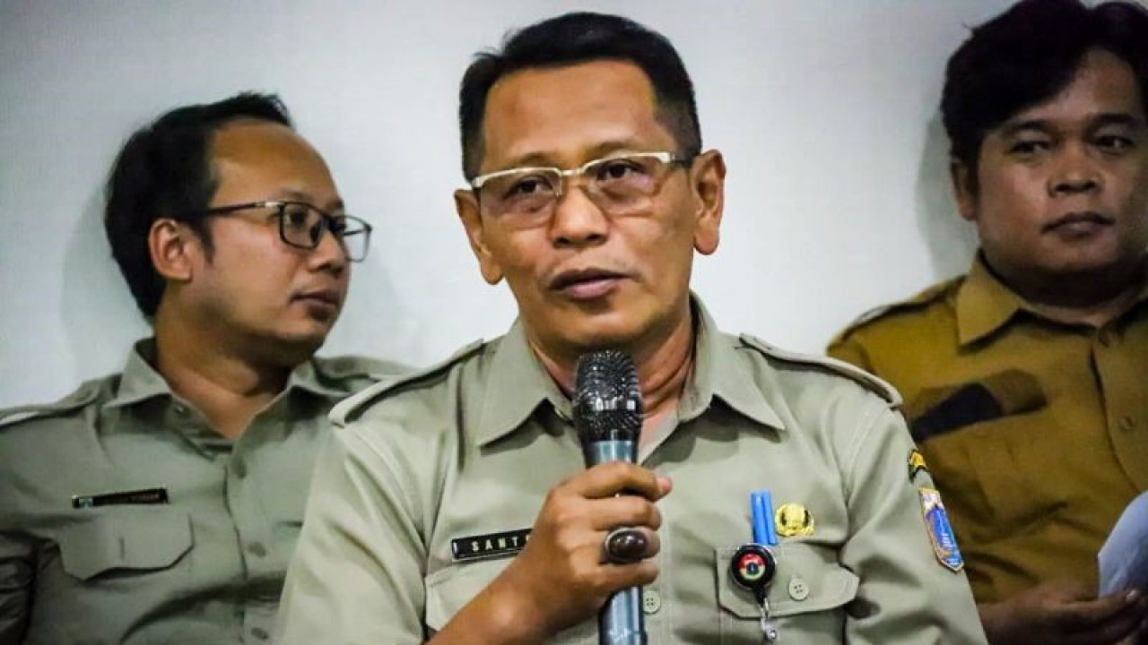 Kepala Suku Dinas Sumber Daya Air (Kasudin SDA) Jakarta Selatan Santo dalam acara berdiskusi dengan wartawan bertajuk program antisipasi menghadapi musim hujan 2023 di kantor Wali Kota Jakarta Selatan, Selasa (24/10/2023). ANTARA/Erlangga Bregas Prakoso