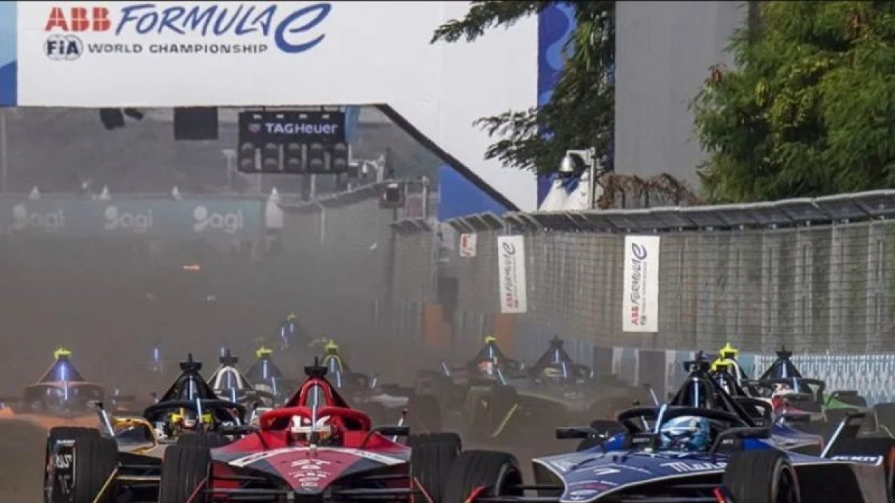 Arsip - Sejumlah pembalap memacu kecepatannya saat balapan Formula E 2023 Jakarta seri ke-11 di Jakarta International E-Prix Circuit (JIEC), Jakarta, Minggu (4/6/2023). (ANTARA FOTO/M Risyal Hidayat/rwa)