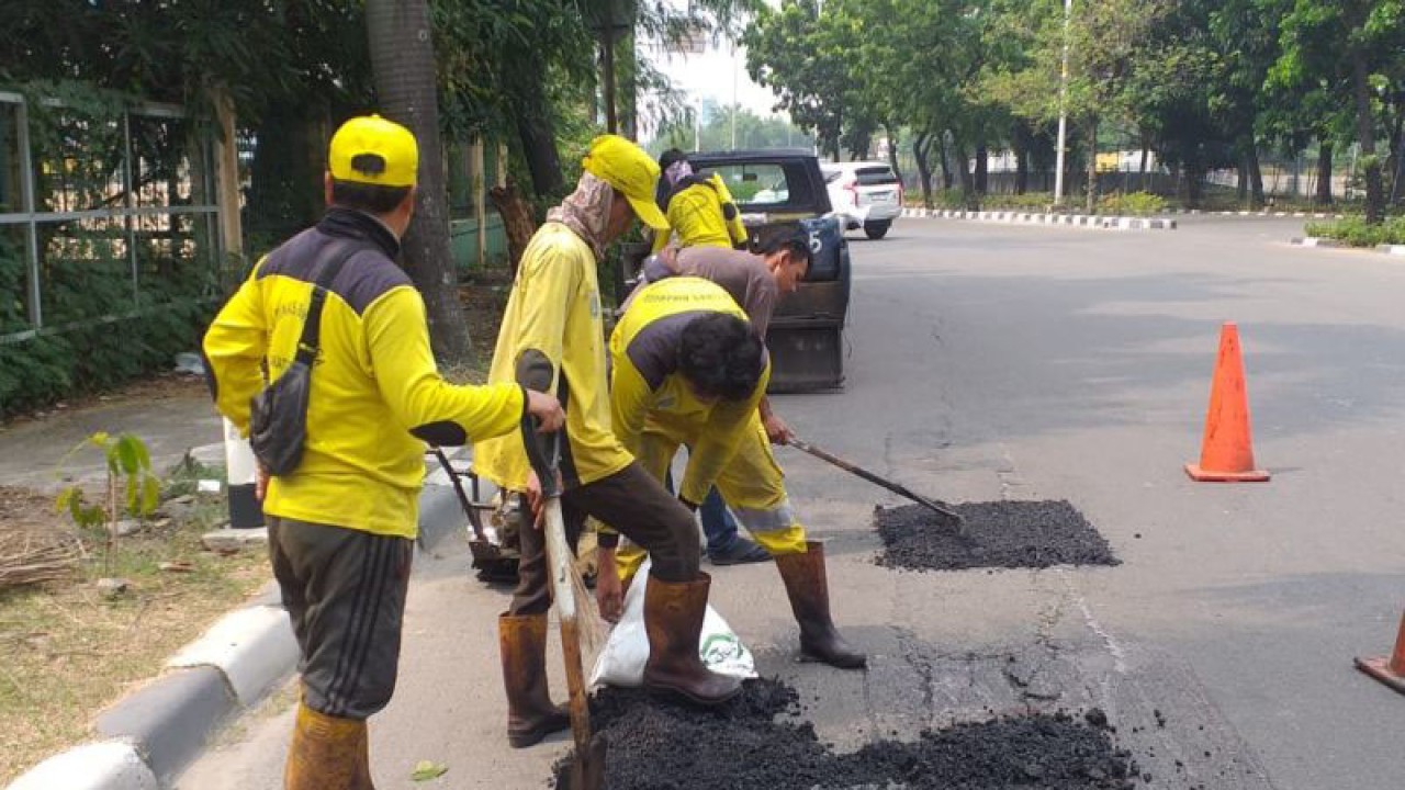 Ilustrasi petugas Bina Marga Jakarta Barat memperbaiki jalan rusak di depan gedung Mocil.id kawasan Mall Puri, Kembangan Selatan, Kembangan, Jakarta Barat, Senin (24/7/2023). ANTARA/Risky Syukur