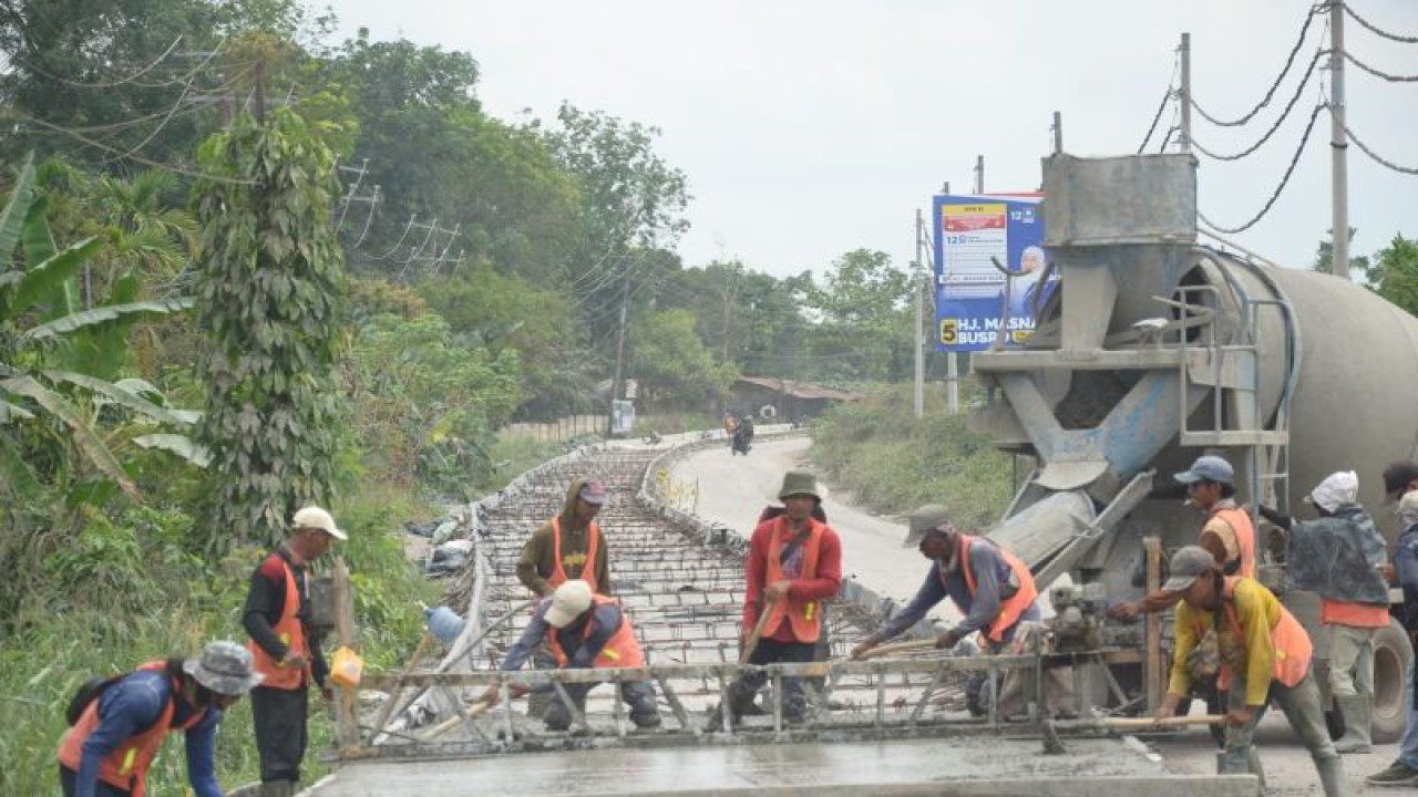 Proses pembangunan jalan Inpres pasca di kunjungi Presiden Joko Widodo di Kabupaten Muarojambi,(ANTARA/Iwan/Nanang Mairiadi)