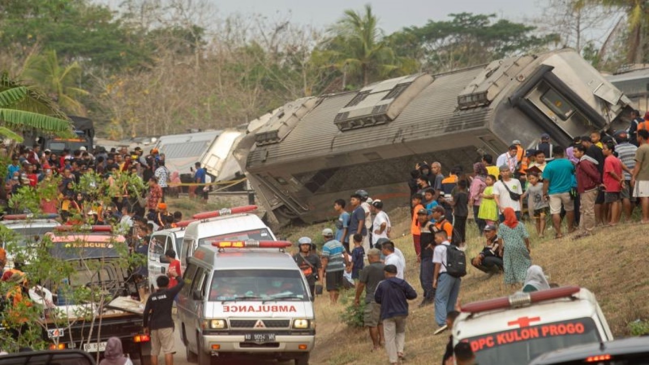 Mobil ambulans membawa korban kecelakaan KA Argo Semeru dan KA Argo Wilis di kawasan Kalimenur, Sukoreno, Kulonprogo, DI Yogyakarta, Selasa (17/10/2023). ANTARA FOTO/Andreas Fitri Atmoko/rwa.
