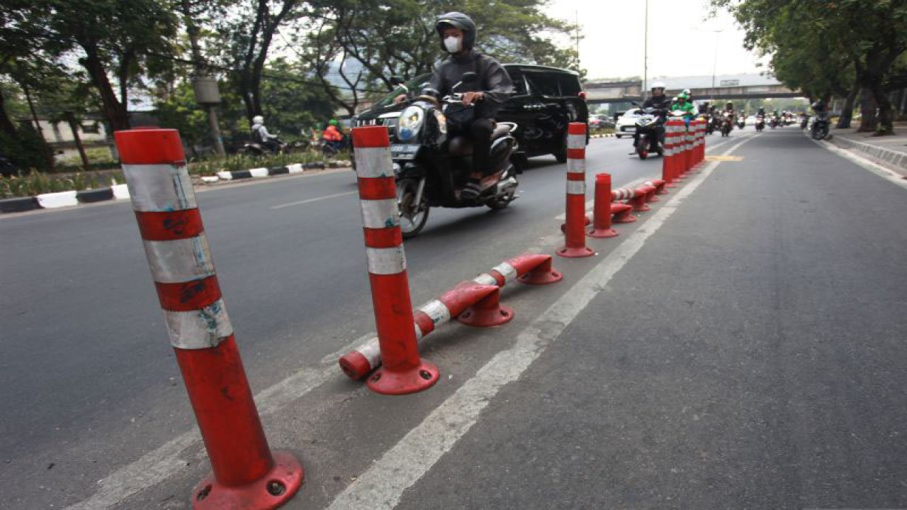 Sejumlah kendaraan melintas disamping pembatas jalur sepeda (stick cone) rusak di kawasan Jalan Penjernihan 1, Jakarta, Rabu (18/10/2023). ANTARA FOTO/Reno Esnir/foc.