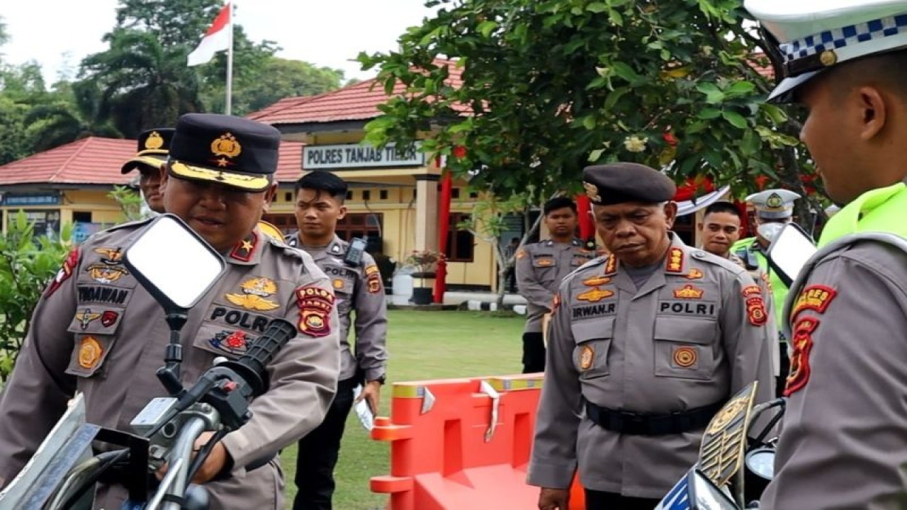 Wakapolda Jambi Brigjen Pol Yudawan R saat cek kesiapan pasukan pengamanan, Kamis (5/10/2023) (ANTARA/HO-Polda Jambi)