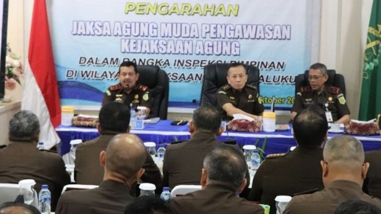 Jaksa Agung Muda Pengawasan Kejagung RI Ali Mukartono, melakukan kunjungan kerja inspeksi pimpinan di wilayah hukum Kejati Maluku. (4/10) (ANTARA/HO/Kejati Maluku)