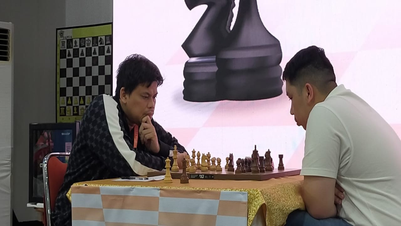 GM Susanta Megaranto (kiri) vs MF Daniel Hermawan pada babak ke-3 katagori Open Japfa Chess Festival ke-13 di Gedung Serbaguna Senayan Jakarta, Kamis (19/10/2023)