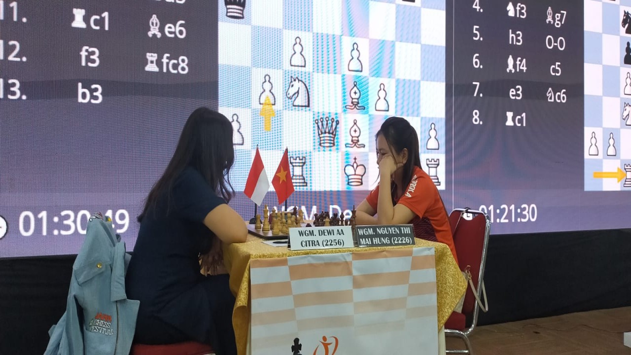 Grand Master Wanita (GMW) Dewi AA Citra kontra GMW dari Vietnam Nguyen Thi Mai Hung (kanan) pada babak ke-4 Dwi Tarung Internasional Japfa Chess Festival ke-13 di Gedung Serbaguna Senayan Jakarta, Jumat (20/10/2023) .