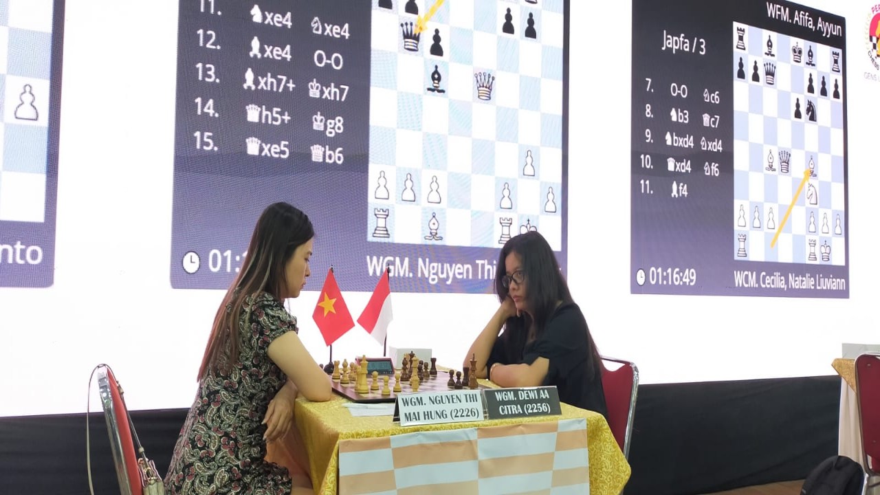GMW Dewi AA Citra (kanan) vs GMW dari Vietnam Nguyen Thi Mai Hung pada babak ke-5 dwi tarung internasional Japfa Chess Festival ke-13 di Gedung Serbaguna Senayan Jakarta, Sabtu (21/10/2023)