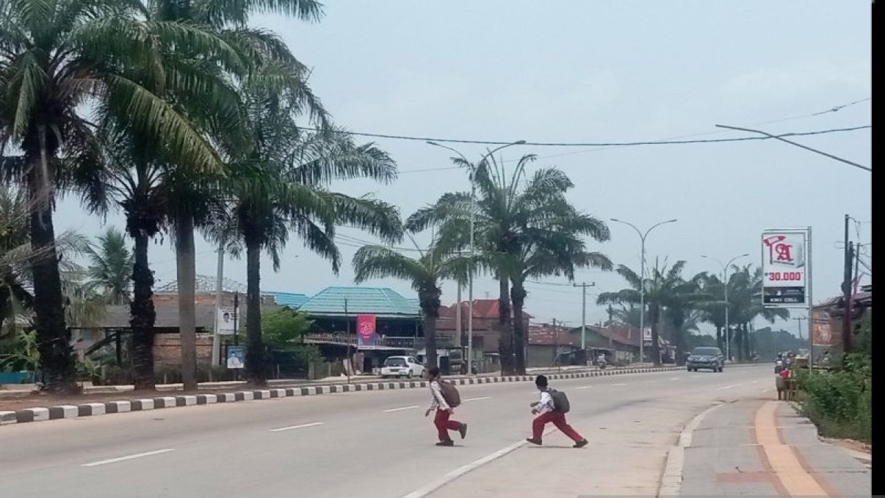 Jarak pandang pengendara di Kota Palembang mulai membaik karena kabut asap mulai hilang, Jumat (20/10/2023). (Antara/M Imam Pramana)