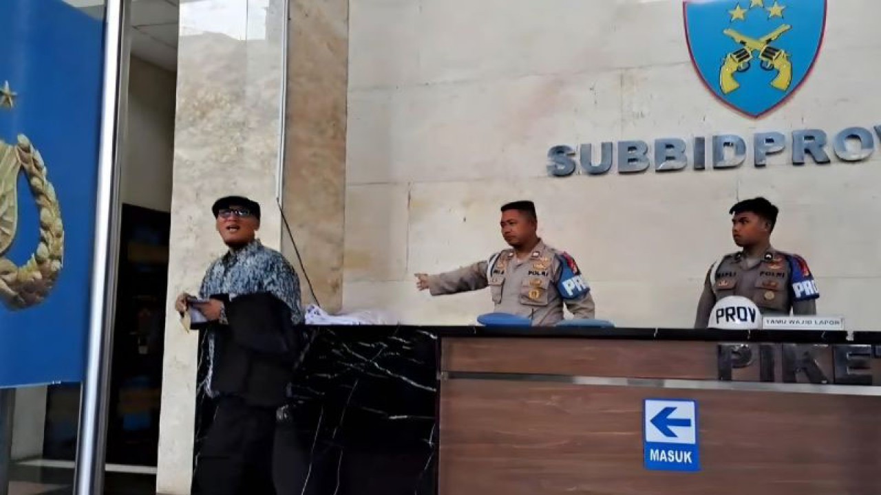 Wakil Ketua Komisi Pemberantasan Korupsi (KPK) periode 2007-2011 Mochammad Jasin tiba di Gedung Promoter melalui kantor Sub Bidprovost, Rabu (18/10/2023). ANTARA/Ilham Kausar