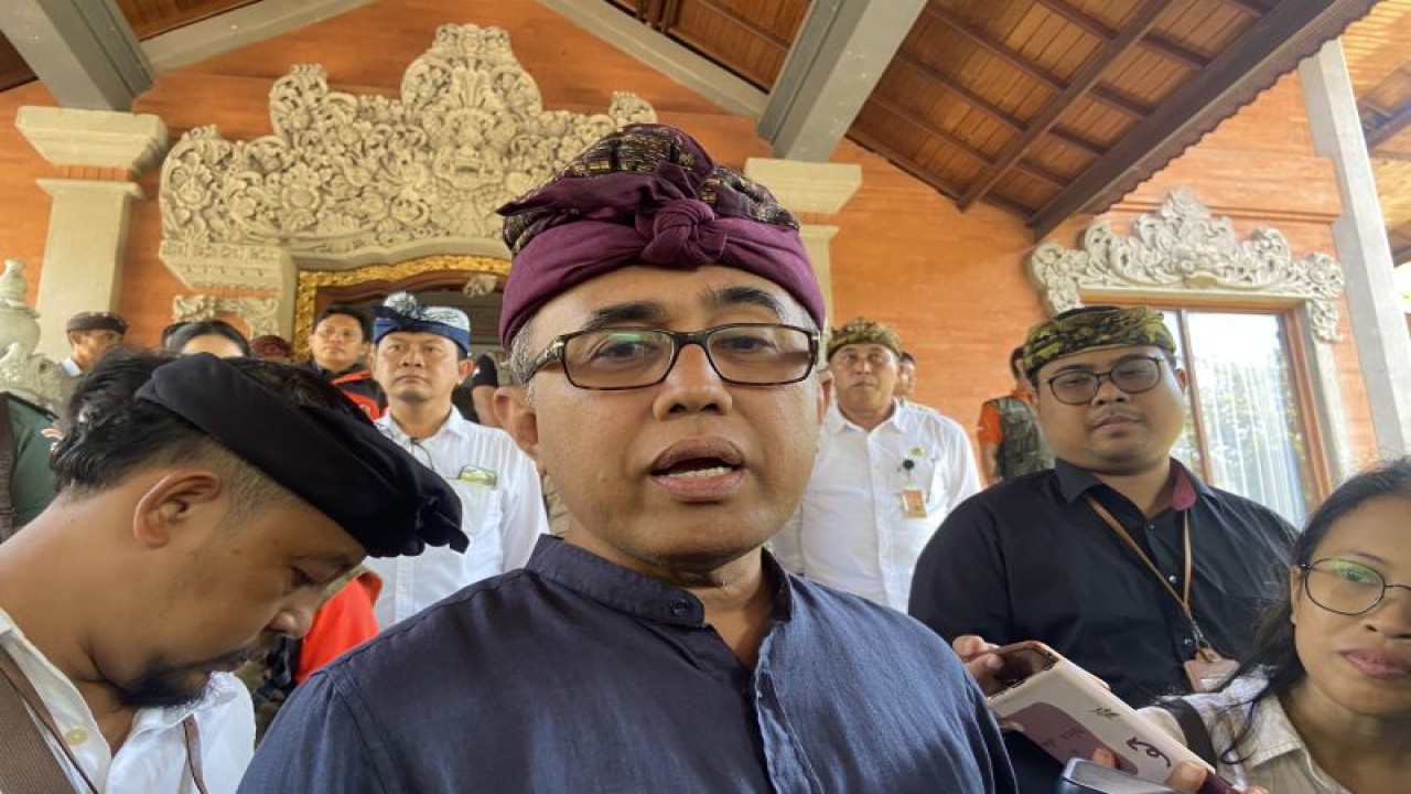 Wali Kota Denpasar Jaya Negara saat diwawancara soal pengalihan sampah pasca kebakaran TPA Suwung, Denpasar, Bali, Kamis (19/10/2023. ANTARA/Ni Putu Putri Muliantari