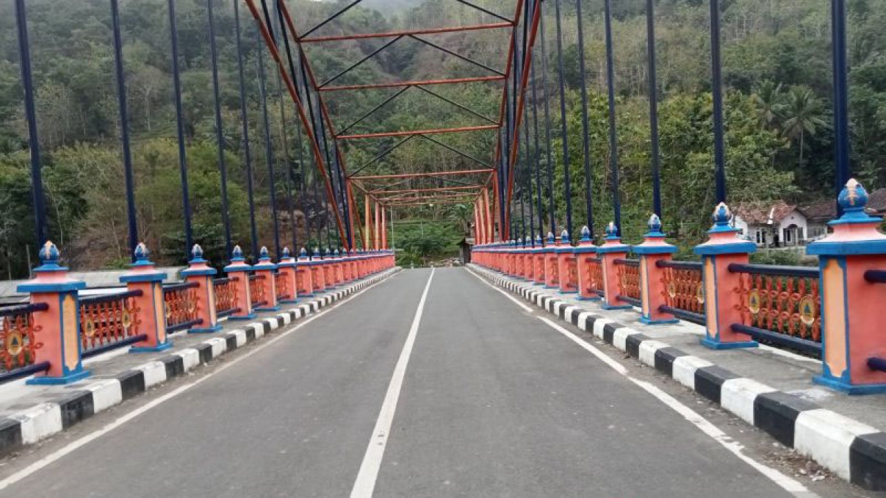 Jembatan di wilayah Kelurahan Selopamioro, Imogiri, Kabupaten Bantul, Daerah Istimewa Yogyakarta, yang belum lama dibangun pemerintah. ANTARA/Hery Sidik