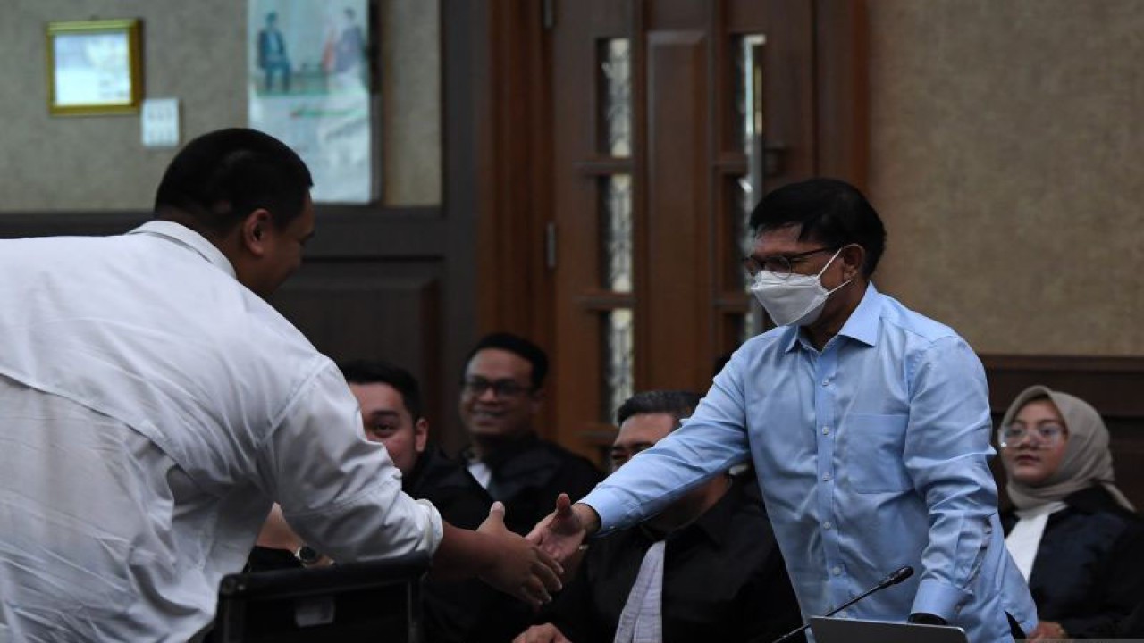 Menteri Pemuda dan Olahraga Dito Ariotedjo (kiri) bersalaman dengan terdakwa selaku mantan Menkominfo Johnny G. Plate seusai sidang lanjutan kasus dugaan korupsi BTS 4G di Pengadilan Tipikor, Jakarta Pusat, Rabu (11/10/2023). ANTARA FOTO/Sigid Kurniawan/hp.