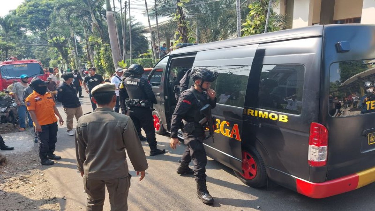 Tim Penjinak Bom (Jibom) dan Gegana Satuan Brimob Polda Metro Jaya Satuan Brimob Polda Metro Jaya melakukan penyisiran ledakan pada sebuah proyek rumah di Jalan Prahu, Kecamatan Setiabudi, Jakarta Selatan, Rabu (18/10/2023). ANTARA/Erlangga Bregas Prakoso