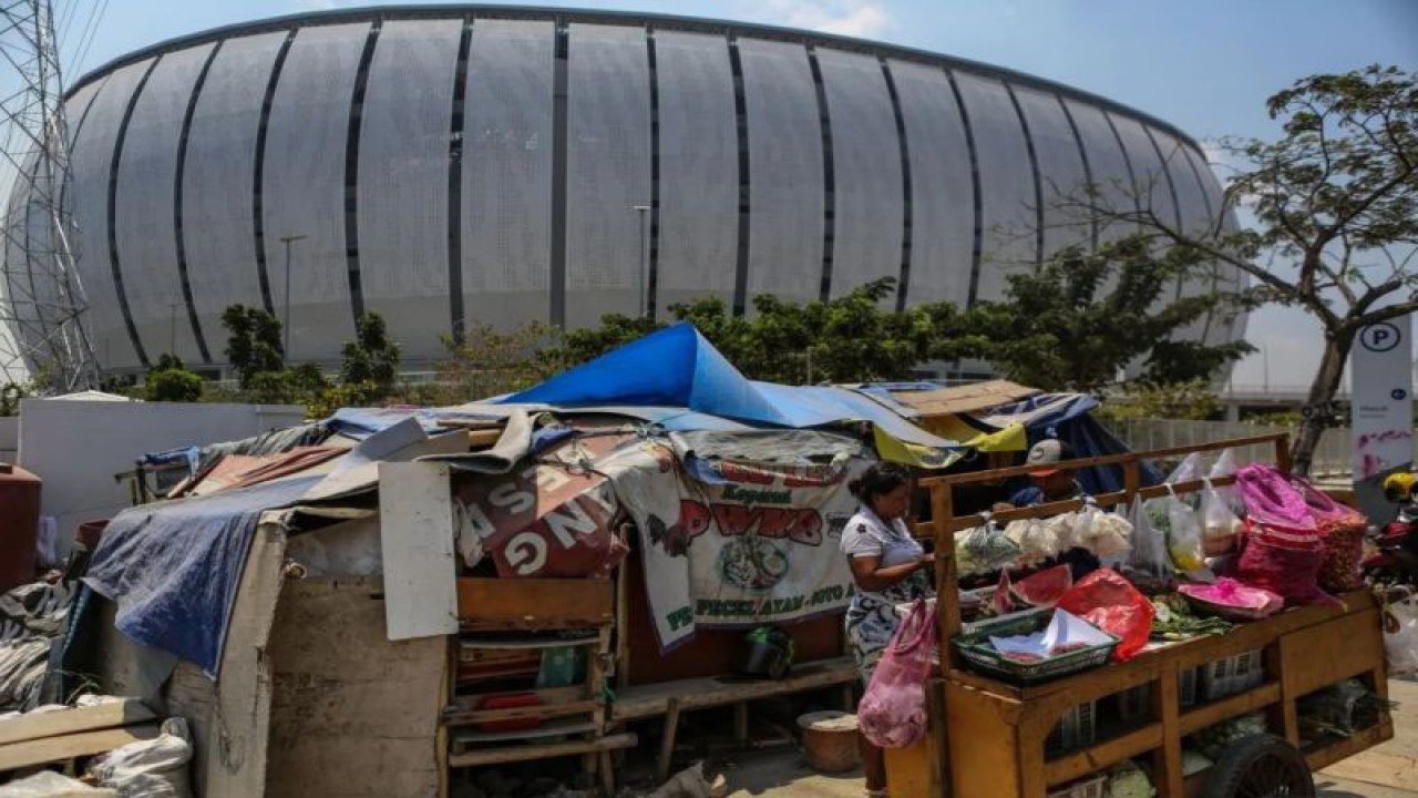 Warga melakukan aktivitas saat di depan tenda tempat tinggalnya di Kawasan Jakarta International Stadium (JIS), Jakarta, Jumat (22/9/2023). ANTARA FOTO/Asprilla Dwi Adha/foc.