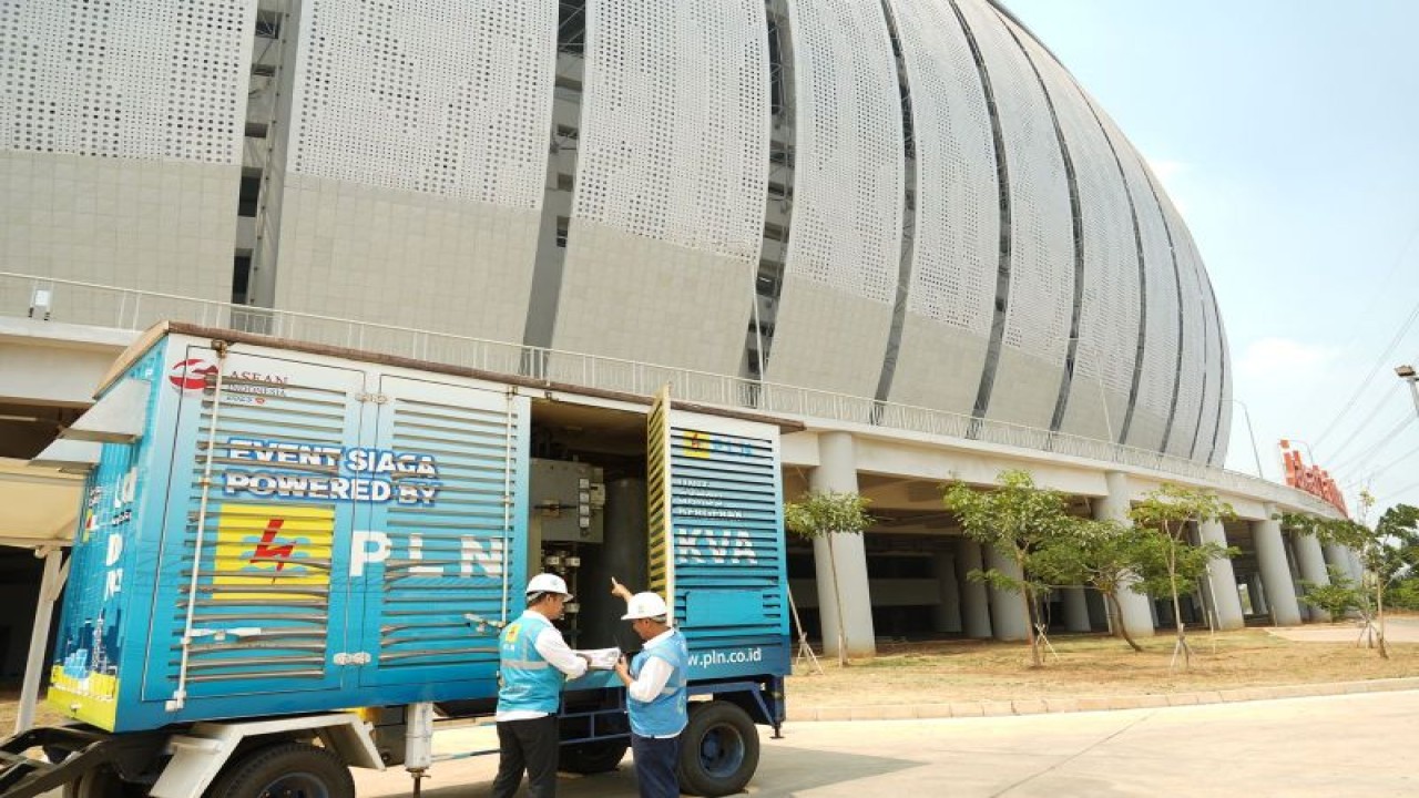 Petugas PLN Unit Induk Distribusi Jakarta Raya meninjau pasokan listrik untuk memastikan pertandingan di Jakarta International Stadium (JIS), Tanjung Priok, Jakarta Utara berlangsung lancar, Senin (17/10/2023). ANTARA/HO-PLN UID Jakarta Raya