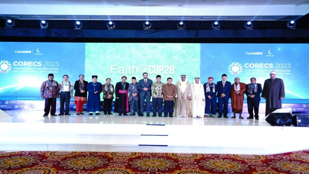 Wakil Presiden ke-10 dan ke-12 RI Jusuf Kalla (batik coklat) saat menghadiri pembukaan Konferensi Agama dan Perubahan Iklim di Jakarta, Rabu (3/10/2023). (ANTARA/HO-Kemenag)