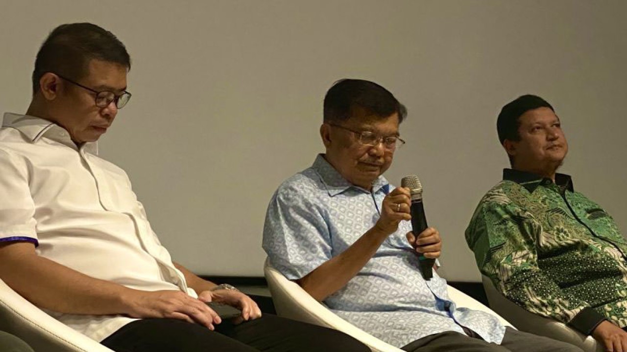 Wakil Presiden periode 2004–2009 dan periode 2014–2019 Muhammad Jusuf Kalla (tengah) saat menjadi pembicara kunci dalam dialog "Publik Pemilu untuk Siapa? Rakyat dan Negara di Mana?" di Taman Ismail Marzuki, Jakarta, Sabtu (14/10/2023). ANTARA/Cahya Sari