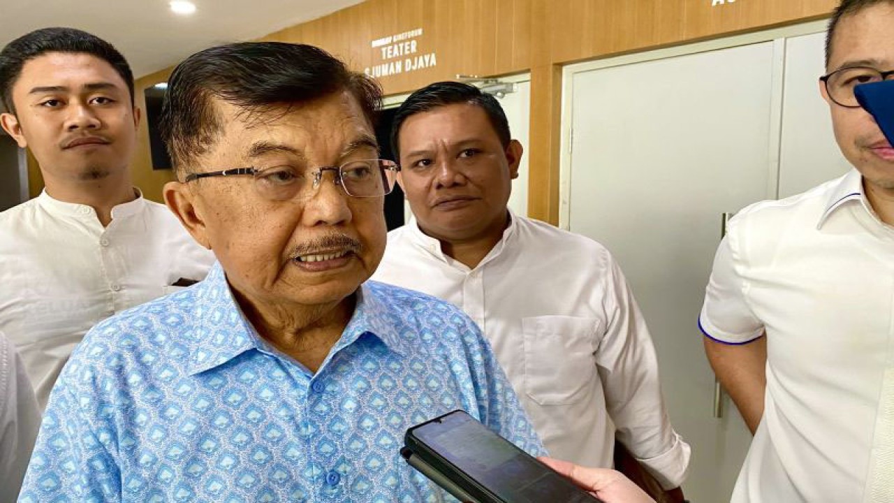 Mantan Wakil Presiden periode 2004–2009 dan periode 2014–2019 Muhammad Jusuf Kalla saat memberikan keterangan pers di Jakarta, Sabtu (14/10/2023). ANTARA/Cahya Sari.