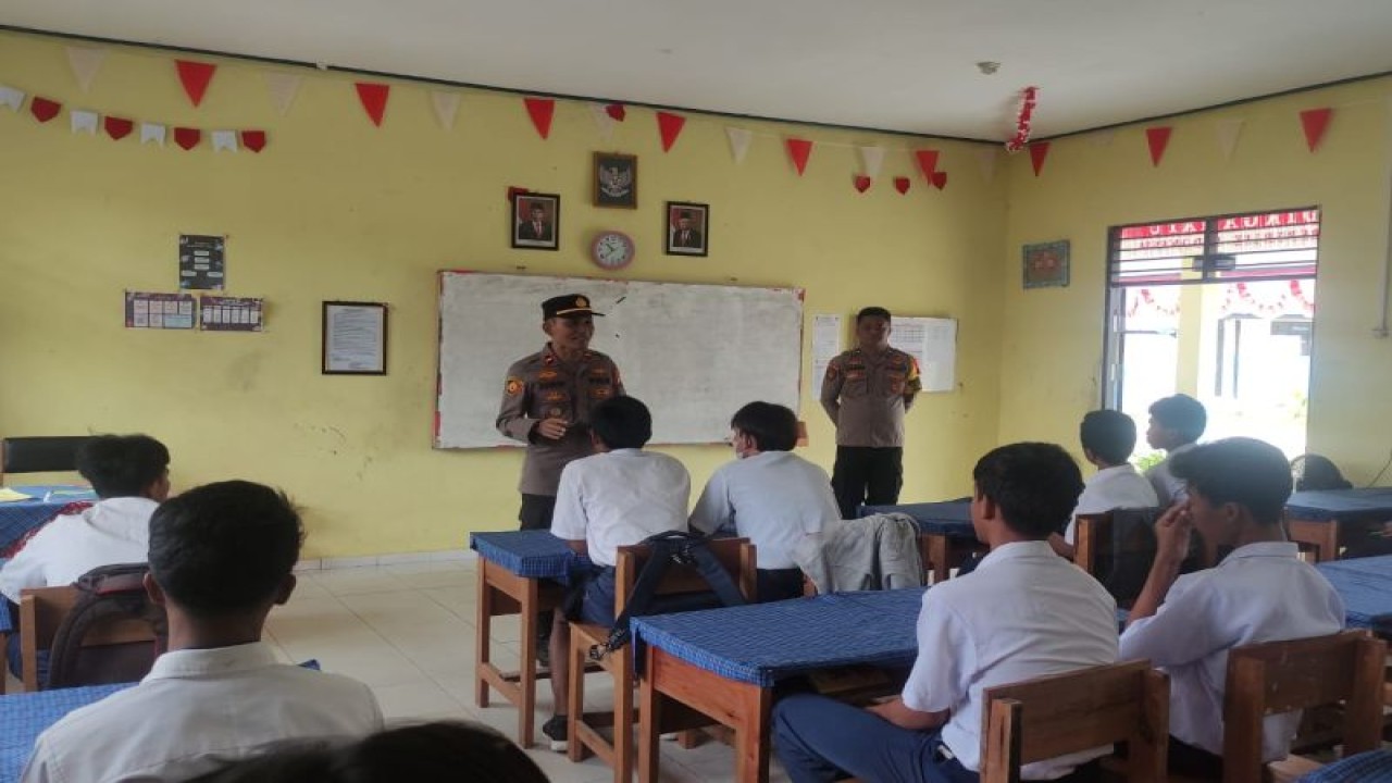 Kapolsek Rakumpit Ipda Joko Susilo mengedukasi kepada puluhan pelajar SMP 1 Atap 1 Palangka Raya terkait bahaya kenakalan remaja, Selasa (24/10/2023). ANTARA/Humas Polresta Palangka Raya