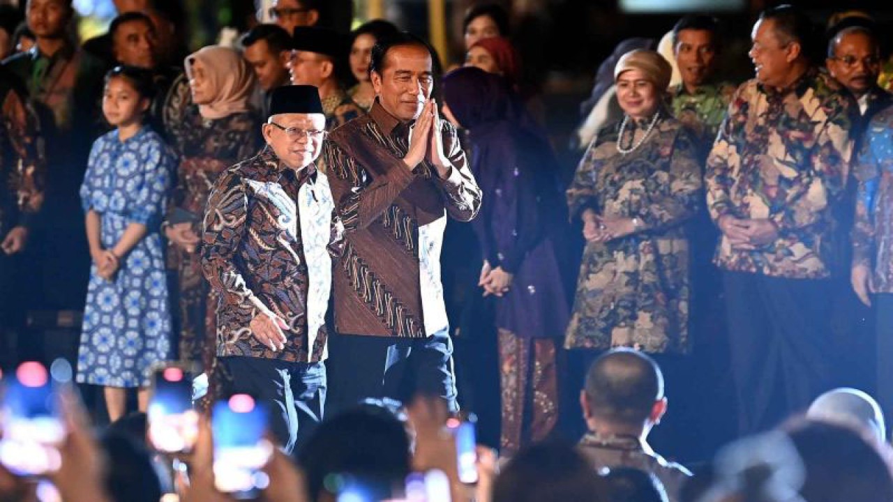 Presiden Joko Widodo (kanan) dan Wakil Presiden Ma'ruf Amin tiba saat menghadiri acara Istana Berbatik di depan Istana Merdeka, Jakarta, Minggu (1/10/2023). Perhelatan yang melibatkan 500 orang dalam peragaan busana batik mulai dari pejabat negara, petinggi kementerian/lembaga dan BUMN, perwakilan kerajaan-kerajaan nusantara hingga para duta besar tersebut untuk memperingati Hari Batik Nasional yang diperingati setiap 2 Oktober. ANTARA FOTO/Sigid Kurniawan/nym.