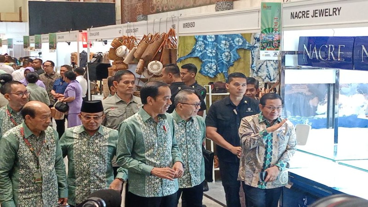 Presiden Joko Widodo meninjau pameran kerajinan Inacraft 2023 di JCC, Jakarta, Rabu (4/10/2023). ANTARA/Rangga Pandu Asmara Jingga