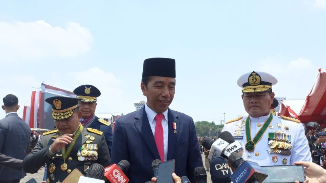 Presiden Joko Widodo saat memberikan keterangan di Monas, Jakarta, Kamis (5/10/2023). (ANTARA/Indra Arief Pribadi)