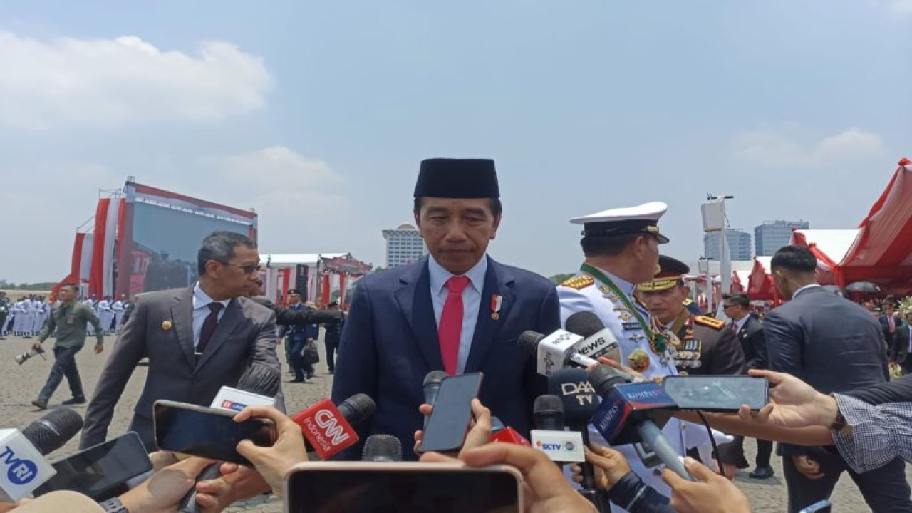 Presiden Joko Widodo ketika ditemui usai Upacara HUT Ke-78 TNI di Lapangan Monumen Nasional, Jakarta, Kamis (5/10/2023). ANTARA/Indra Arief Pribadi