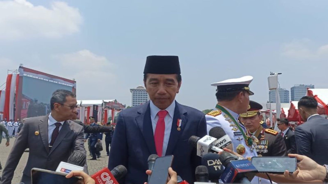 Presiden Joko Widodo saat memberikan keterangan setelah menghadiri peringatan HUT ke-78 TNI di Lapangan Monumen Nasional, Jakarta, Kamis (5/10/2023). (ANTARA/Indra Arief Pribadi)