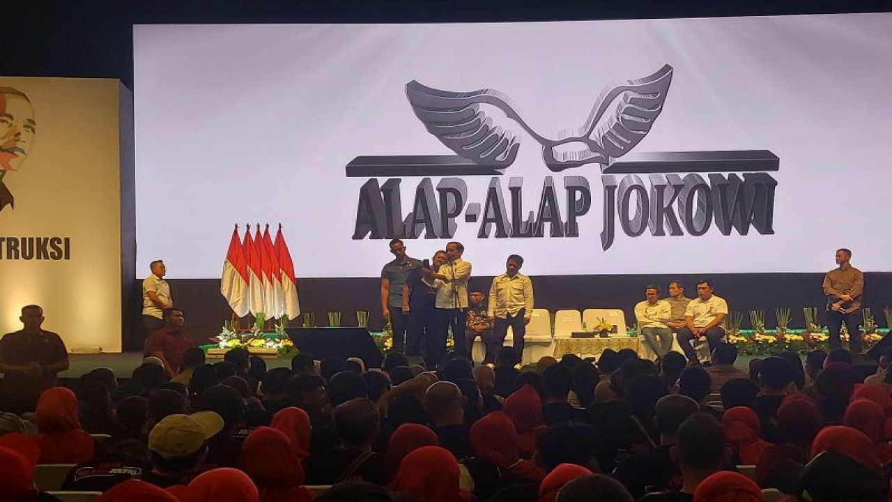 Presiden Joko Widodo swafoto bersama relawan di sela acara Konsolidasi Nasional Jaringan Relawan Alap-Alap Jokowi  di Sentul International Convention Center (SICC), Bogor, Jawa Barat, Sabtu (7/10/2023). (ANTARA/Andi Firdaus)