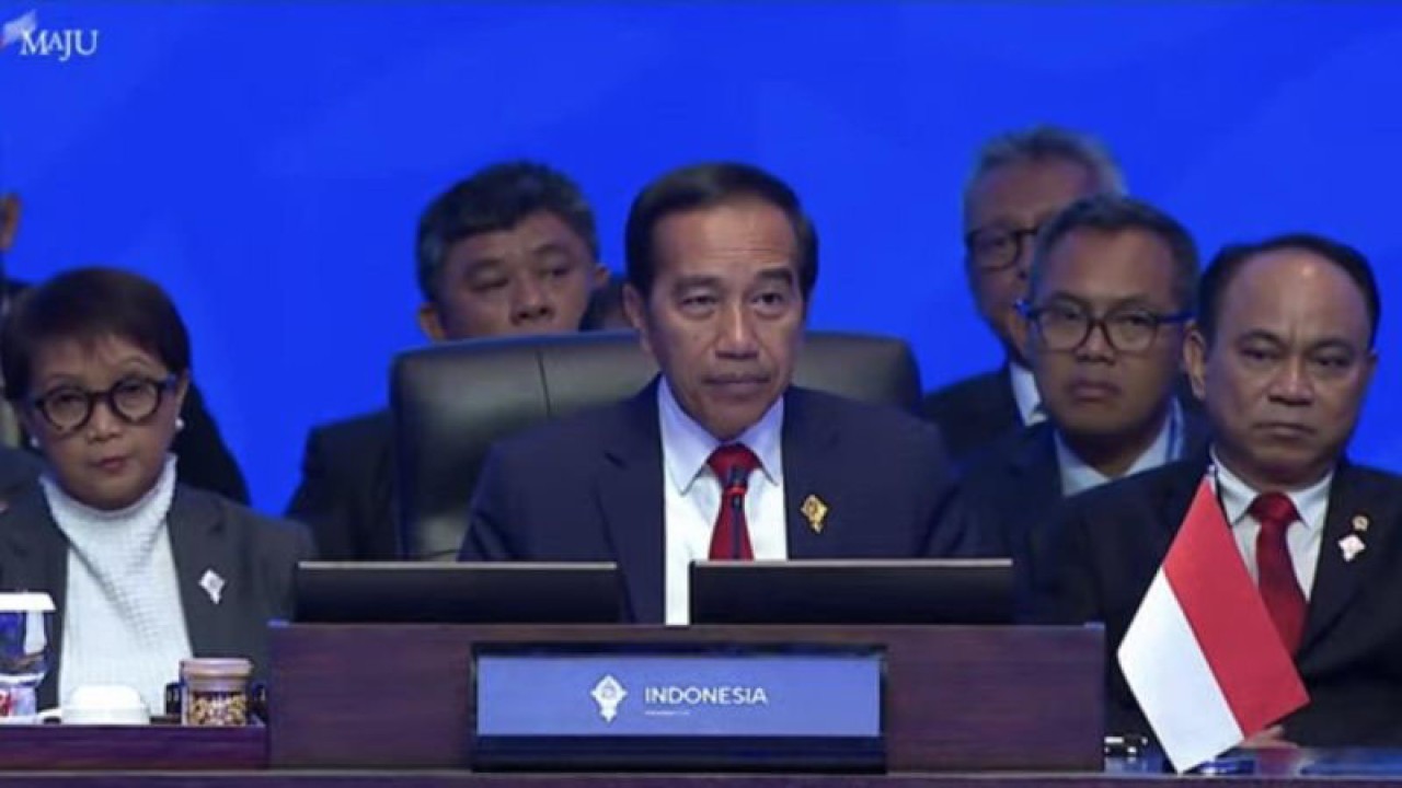 Tangkapan layar Presiden Joko Widodo menyampaikan sambutan dalam pembukaan KTT AIS Forum di Nusa Dua, Bali, pada Rabu (11/10/2023). (ANTARA/Yashinta Difa)