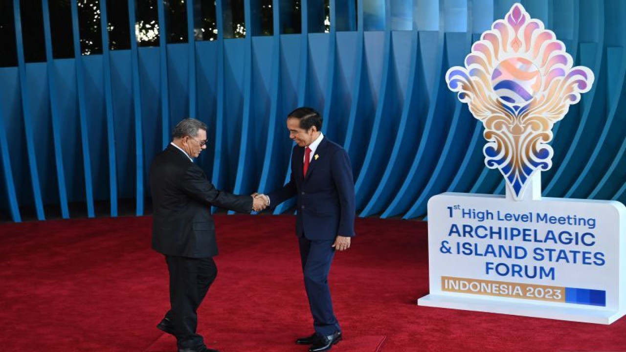 Presiden Joko Widodo (kanan) berjabat tangan dengan Perdana Menteri Tuvalu Kausea Natano setibanya di lokasi KTT AIS Forum 2023 di Nusa Dua, Badung, Bali, Rabu (11/10/2023). ANTARA FOTO/Media Center KTT AIS Forum 2023/Aditya Pradana Putra/foc.