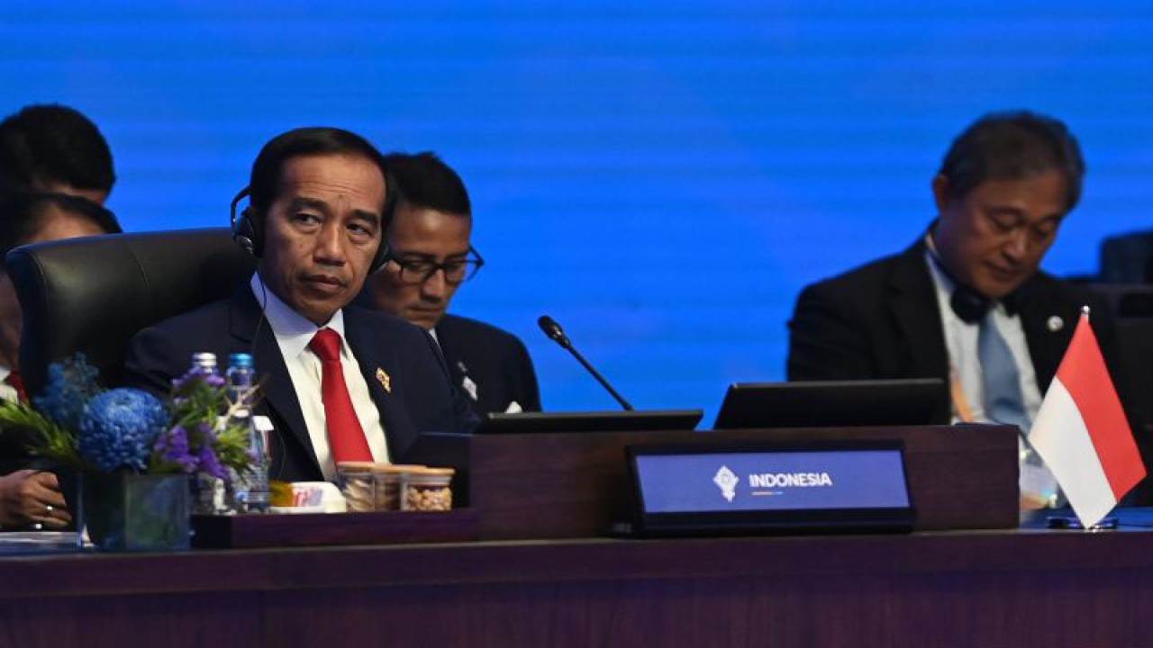 Presiden Joko Widodo menyimak paparan sejumlah delegasi saat Konferensi Tingkat Tinggi AIS Forum 2023 di Bali Nusa Dua Convention Center, Nusa Dua, Kabupaten Badung, Bali, Rabu (11/10/2023). ANTARA FOTO/MEDIA CENTER KTT AIS 2023/Nyoman Hendra Wibowo/foc.