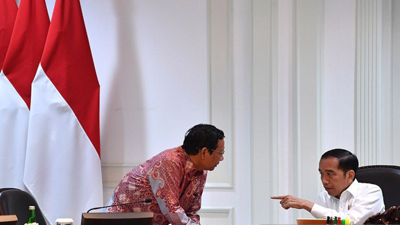 Dokumentasi - Presiden Joko Widodo berbincang dengan Menko Polhukam Mahfud MD sebelum memimpin rapat kabinet terbatas di Kantor Presiden, Jakarta, Rabu (12/2/2020). (ANTARA FOTO/Sigid Kurniawan/wsj/aa)