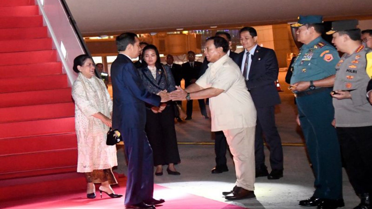 Presiden Joko Widodo disambut Menhan Prabowo Subianto saat tiba di Tanah Air dari kunjungan ke Arab Saudi, Sabtu (21/10/2023). ANTARA/HO-Biro Pers Sekretariat Presiden