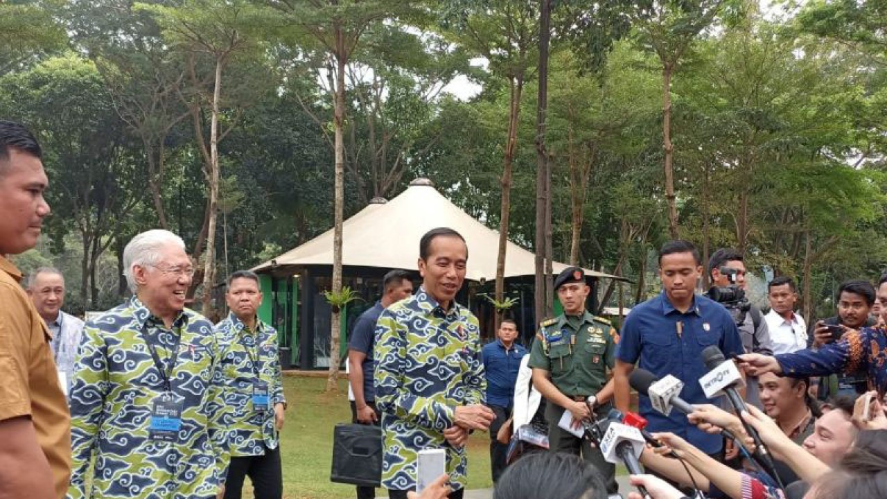 Presiden Joko Widodo saat memberikan keterangan usai menghadiri Investor’s Daily Summit 2023 di Jakarta, Selasa (24/10/2023). (ANTARA/Indra Arief Pribadi)