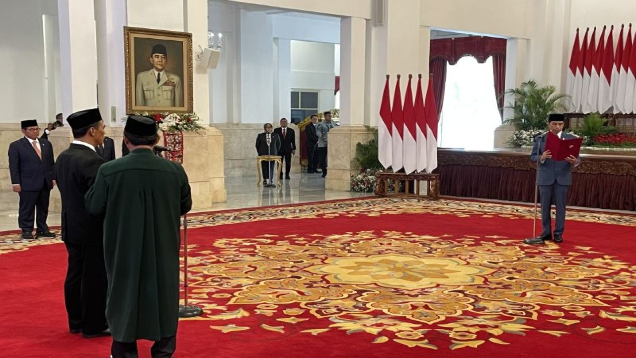 Presiden Joko Widodo melantik Menteri Pertanian Andi Amran Sulaiman di Istana Negara, Jakarta, pada Rabu (25/10/2023). (ANTARA/Yashinta Difa)
