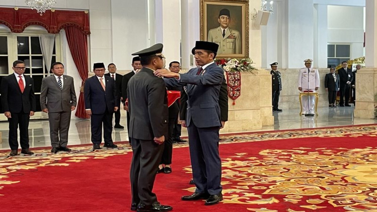 Presiden Joko Widodo menyematkan tanda pangkat kepada KSAD TNI Jenderal Agus Subiyanto dalam acara pelantikan di Istana Negara, Jakarta, Rabu (25/10/2023). ANTARA/Yashinta Difa.