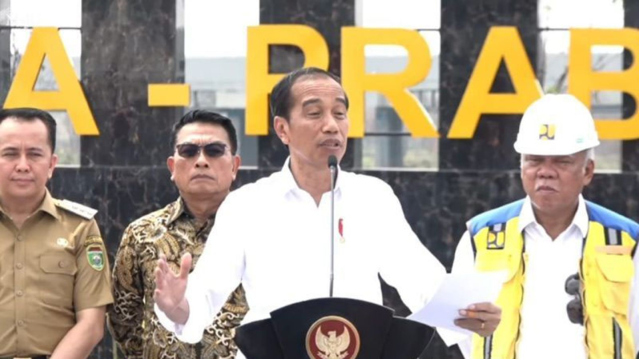 Tangkap layar Presiden RI Joko Widodo meresmikan Jalan Tol Indralaya-Prabumulih di Sumatra Selatan yang disaksikan melalui tayangan video di Jakarta, Kamis (26/10/2023). ANTARA/Mentari Dwi Gayati