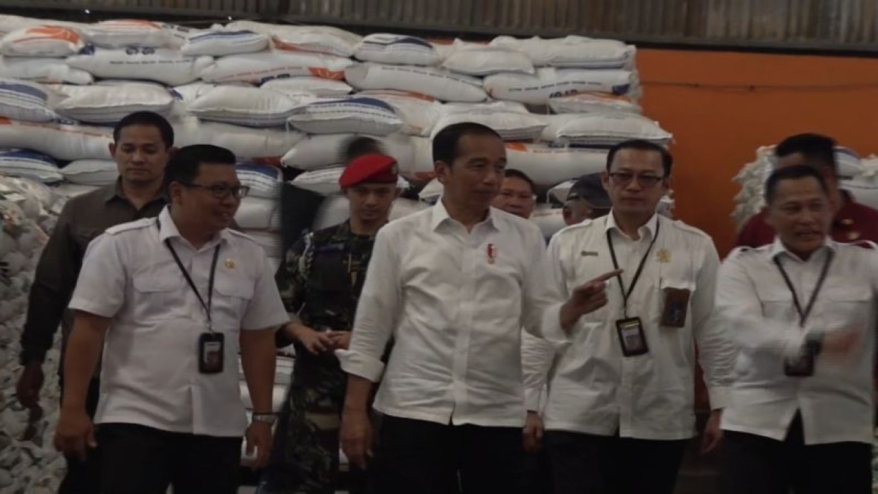 Presiden RI Joko Widodo (Jokowi) saat meninjau Gudang Bulog Sukamaju, Kota Palembang, Sumatra Selatan, Kamis (26/10/2023). (ANTARA/Ahmad Rafli Baiduri)