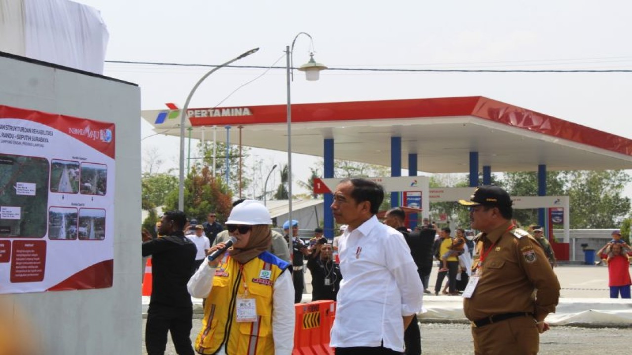 Presiden Jokowi tengah mendengarkan pemaparan dari Kepala BPJN Lampung Susan Novelia mengenai progres pengerjaan 17 ruas jalan rusak yang menjadi kewenangan pemerintah pusat dengan anggaran Rp800 miliar. Lampung Tengah, Jumat (27/10/2023). ANTARA/Ruth Intan Sozometa Kanafi.