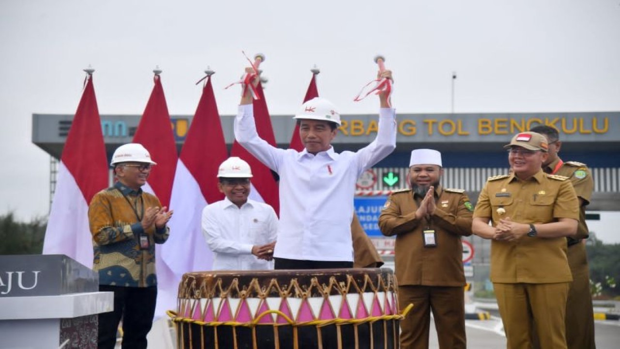 Presiden Jokowi meresmikan Tol Bengkulu-Lubuk Linggau seksi satu yang telah rampung dibangun pada Juli 2023 lalu. (ANTARA/HO-Biro Pers, Media dan Informasi Sekretariat Presiden)
