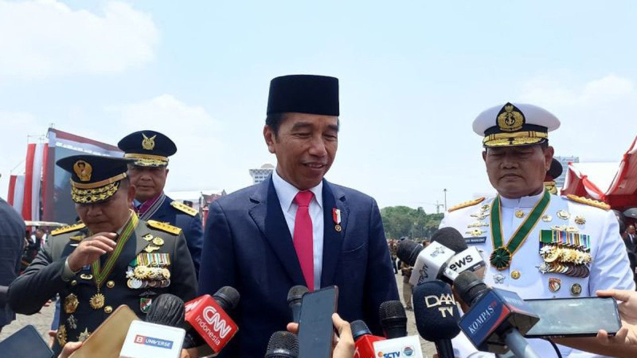 Presiden Joko Widodo memberikan keterangan pers usai memimpin upacara HUT Ke-78 TNI di Monas, Jakarta, Kamis (5/10/2023). ANTARA/Indra Arief Pribadi/aa.