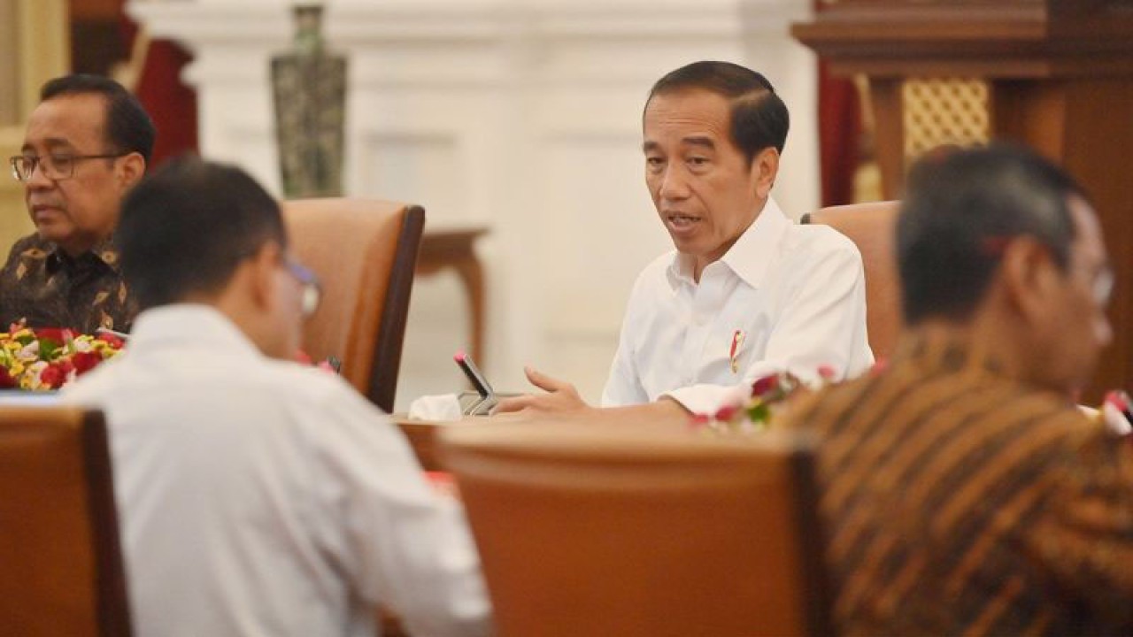 Arsip foto - Presiden Joko Widodo (tengah) didampingi Mensesneg Pratikno (kiri) memimpin rapat terbatas (ratas) di Istana Merdeka, Jakarta, Rabu (27/9/2023). ANTARA FOTO/Akbar Nugroho Gumay/nym/am.