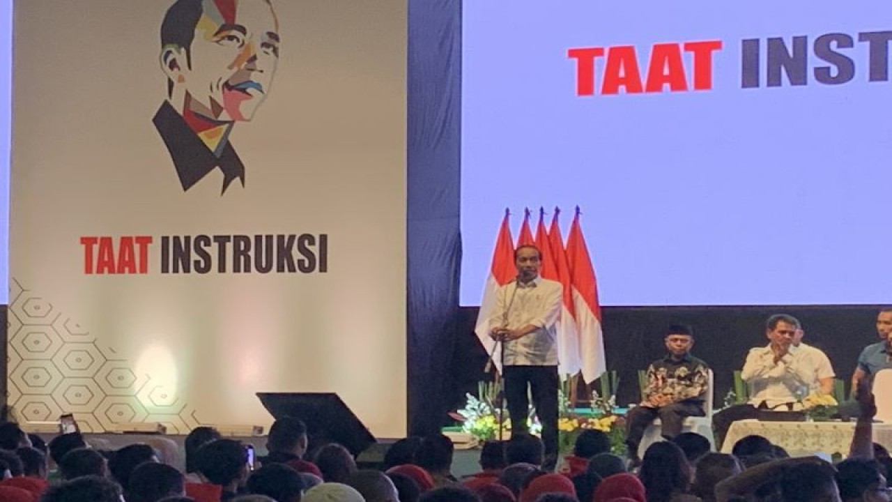 Presiden Joko Widodo saat menghadiri Rapat Konsolidasi Relawan Alap Alap di SICC Sentul, Kabupaten Bogor, Jawa Barat, Sabtu (7/10/2023). (ANTARA/Mario Sofia Nasution)