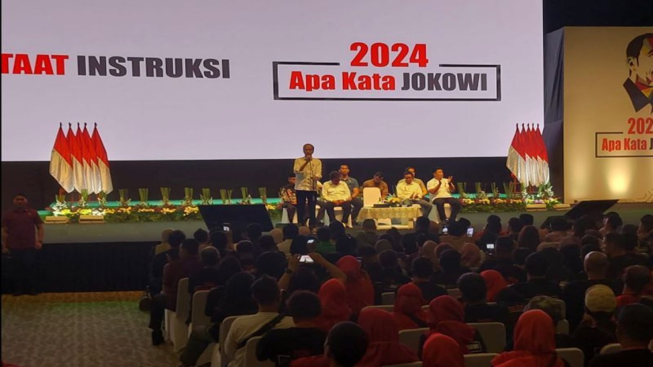 Presiden RI Joko Widodo menyampaikan arahan dalam agenda Konsolidasi Nasional Jaringan Relawan Alap-Alap Jokowi di Sentul International Convention Center (SICC), Bogor, Jawa Barat, Sabtu (7/10/2023). (ANTARA/Andi Firdaus)