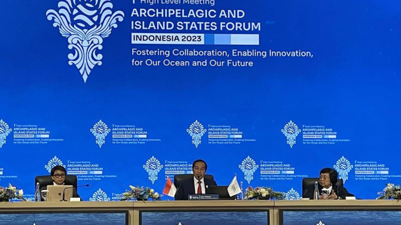 Presiden RI Joko Widodo (tengah) didampingi Menlu Retno Marsudi (kiri) dan Menteri LHK Siti Nurbaya (kanan) menyampaikan keterangan pers usai KTT AIS Forum di Nusa Dua, Bali, Rabu (11/10/2023). ANTARA/Yashinta Difa/aa.