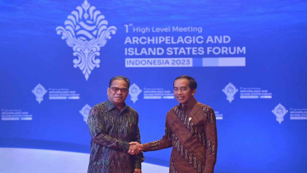 Presiden Joko Widodo (kanan) berjabat tangan dengan Presiden Federasi Mikronesia Wesley W Simina (kiri) memasuki ruangan Gala Dinner KTT AIS Forum 2023 di Bali International Convention Center (BICC), Nusa Dua, Badung, Bali, Selasa (10/10/2023). ANTARA FOTO/Media Center KTT AIS Forum 2023/Jessica Wuysang/rwa. (Jessica Wuysang/Jessica Wuysang)