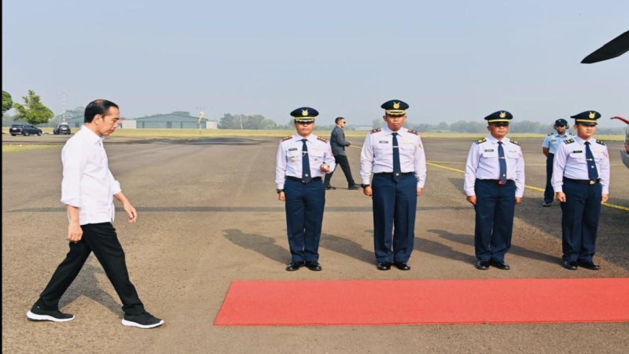 Presiden RI Joko Widodo saat akan lepas landas ke Kabupaten Indramayu menggunakan helikopter Super Puma TNI AU dari Pangkalan TNI AU Atang Sendjaja, Kabupaten Bogor, Provinsi Jawa Barat, pada Jumat (13/10/2023). (ANTARA/HO-Sekretariat Presiden).