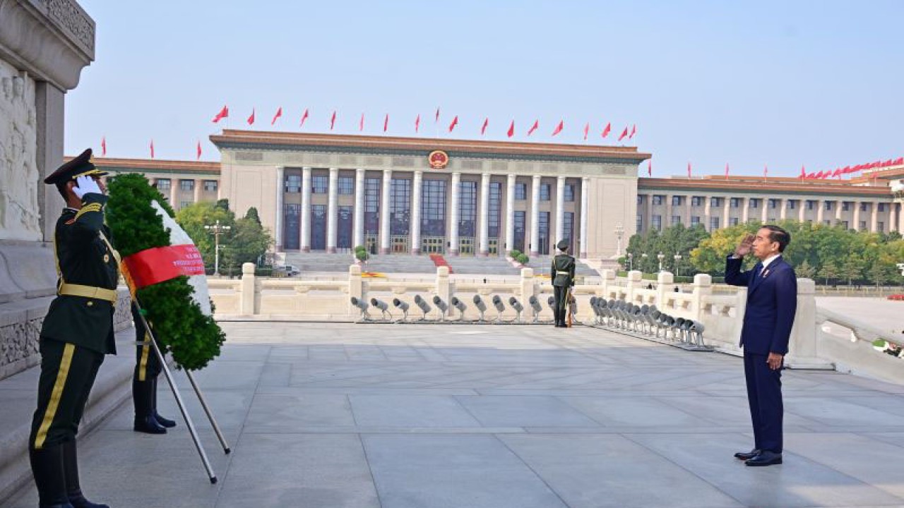 Presiden Joko Widodo mengunjungi Monumen Pahlawan Rakyat di Tiananmen Square di Beijing, China pada Selasa (17/10/2023) untuk melakukan peletakan karangan bunga (flower tribute). (ANTARA/Muchlis Jr - Biro Pers Sekretariat Presiden)