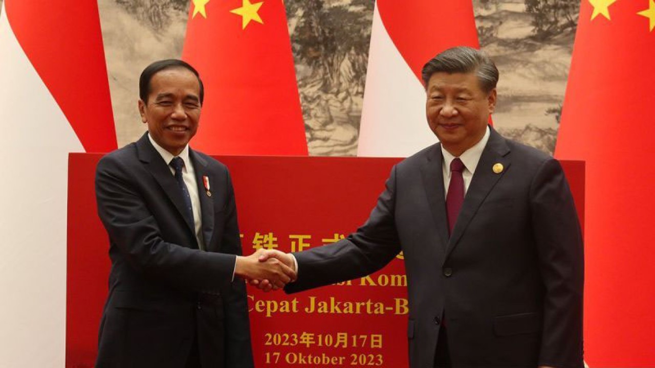 Presiden Joko Widodo (kiri) dan Presiden China Xi Jinping berjabat tangan saat menghadiri Operasionalisasi Komersial Kereta Cepat Jakarta-Bandung di Great Hall of the People, Beijing, China, Selasa (17/10/2023). ANTARA FOTO/Desca Lidya Natalia/Spt.